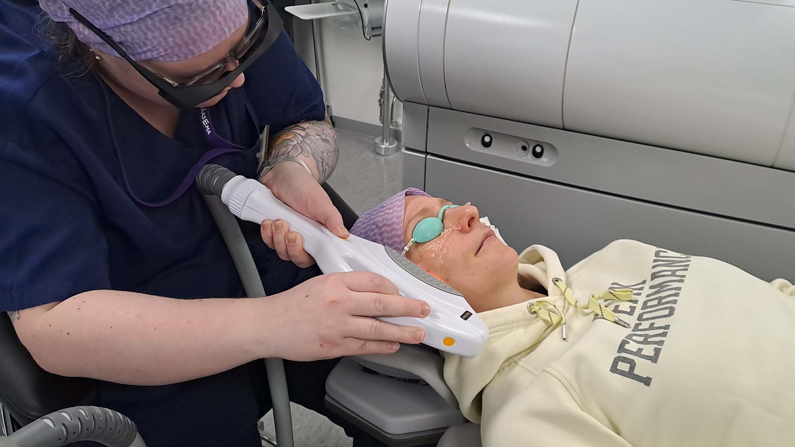 Asiakas lep&auml;&auml; hoitotuolissa silm&auml;t suljettuina kuivasilm&auml;isyyden IPL-hoidon aikana